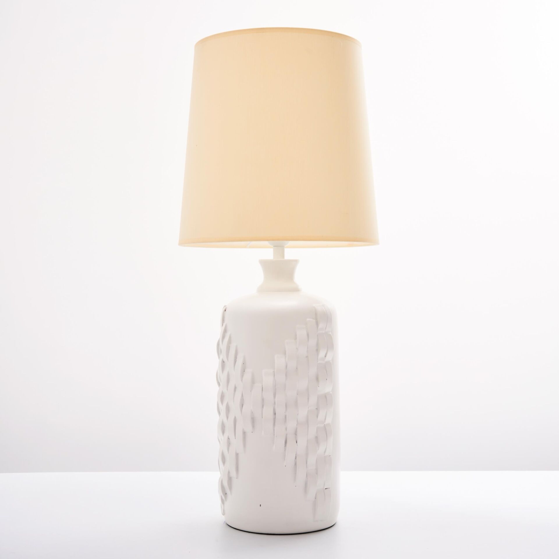 Kabartmalı Abajur Beyaz