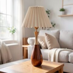 Carmel Gold Detaylı Ahşap Gövde Pileli Krem Başlık Dekoratif Abajur