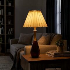 Carmel Gold Detaylı Ahşap Gövde Pileli Krem Başlık Dekoratif Abajur