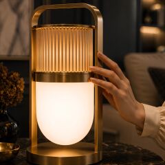 Gerald Eskitme Gold Pirinç Kaplama Gövde Beyaz Cam Başlık Masa Lambası