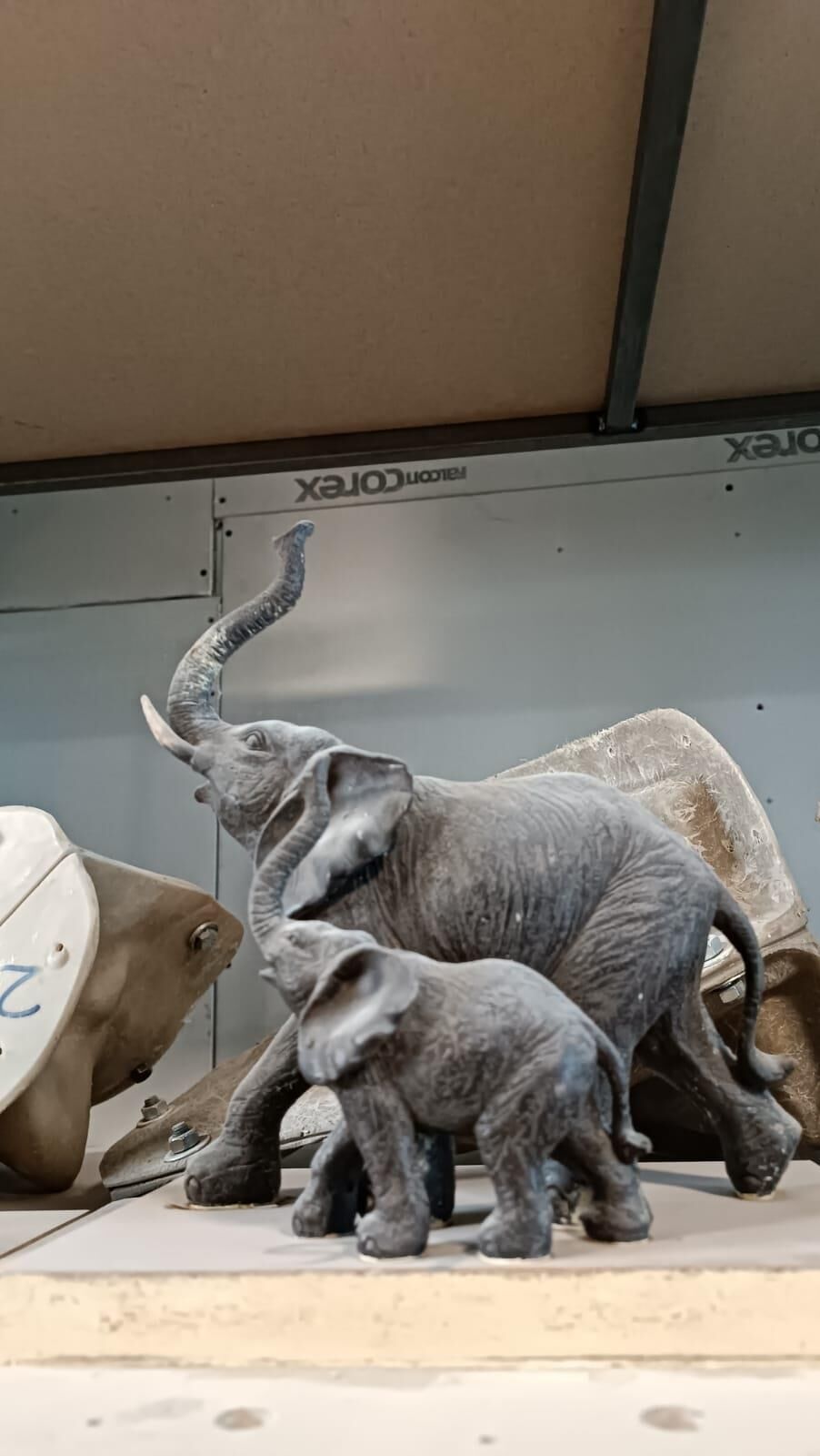 Yürüyüşte Anne ve Yavru Fil Polyester Dekoratif Biblo