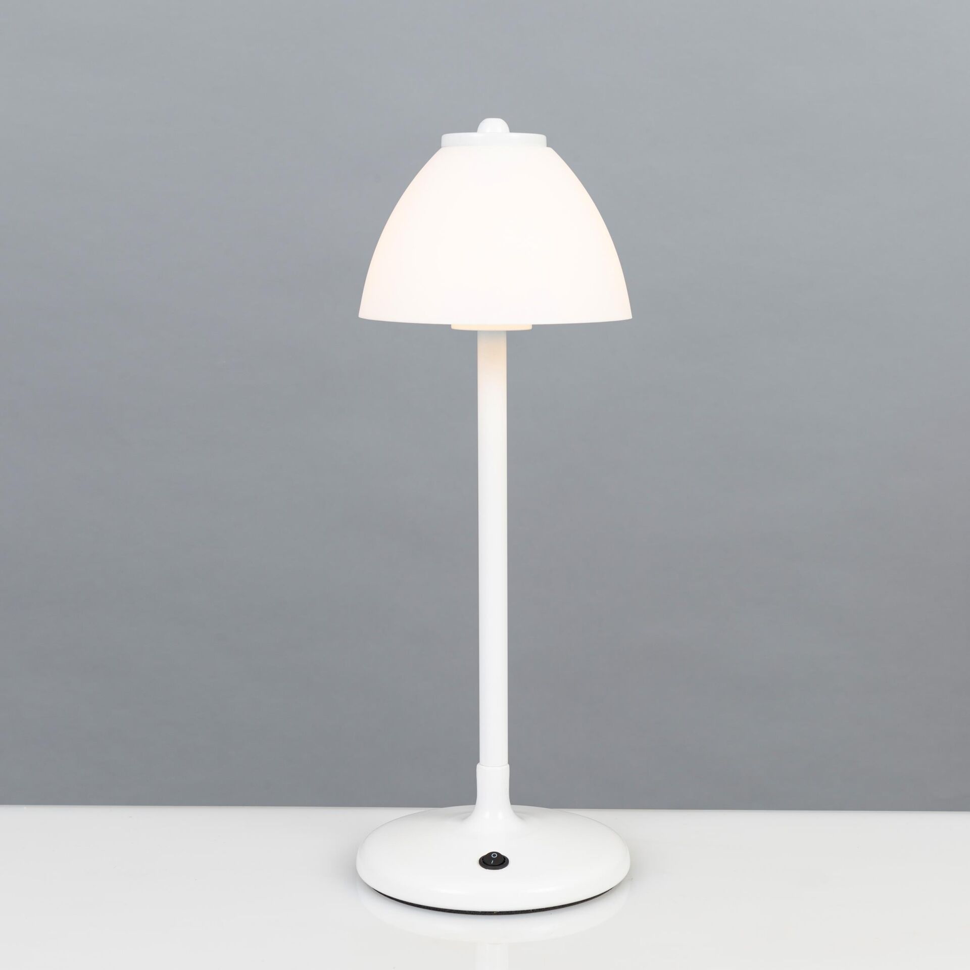 Uzun Şarjlı Metal Masa Lambası Beyaz