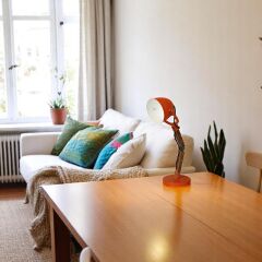 Leroy Oynar Başlıklı Turuncu Masa Lambası